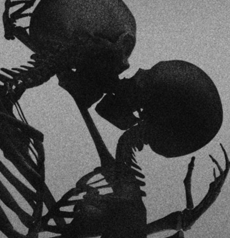 skeleton kiss