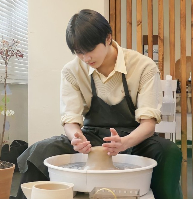 jungwonie making vase