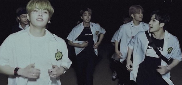 Stray Kids Running