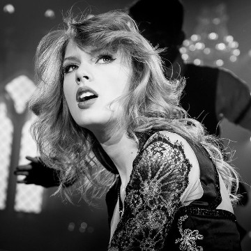 B&w of taylor swift