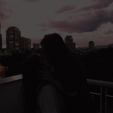 girls kiss