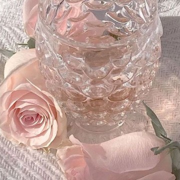 gllas with oink roses