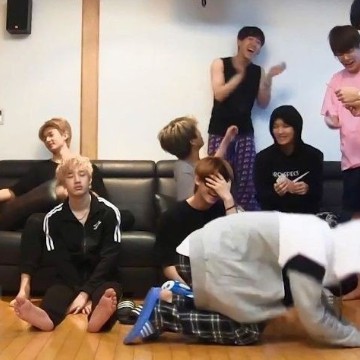 STRAY KIDS