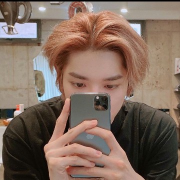 Taeyong Mirror Selfie 