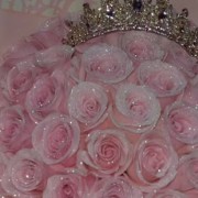 rose avec une couronne 