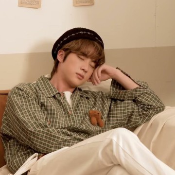 Gold Seokjin aesthetic 