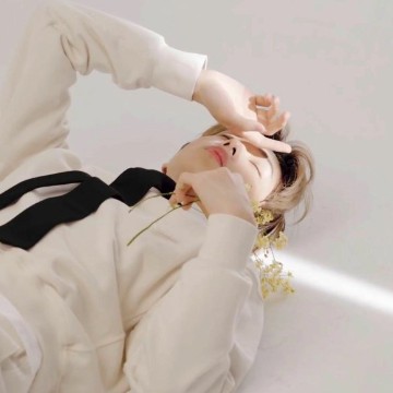 Jisung white aesthetic