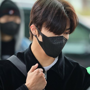 jeongwoo / black theme