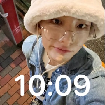 hyunjin clock